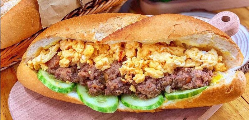 Ổ bánh mì dân tổ Hà Nội với nhân thập cẩm hòa quyện
