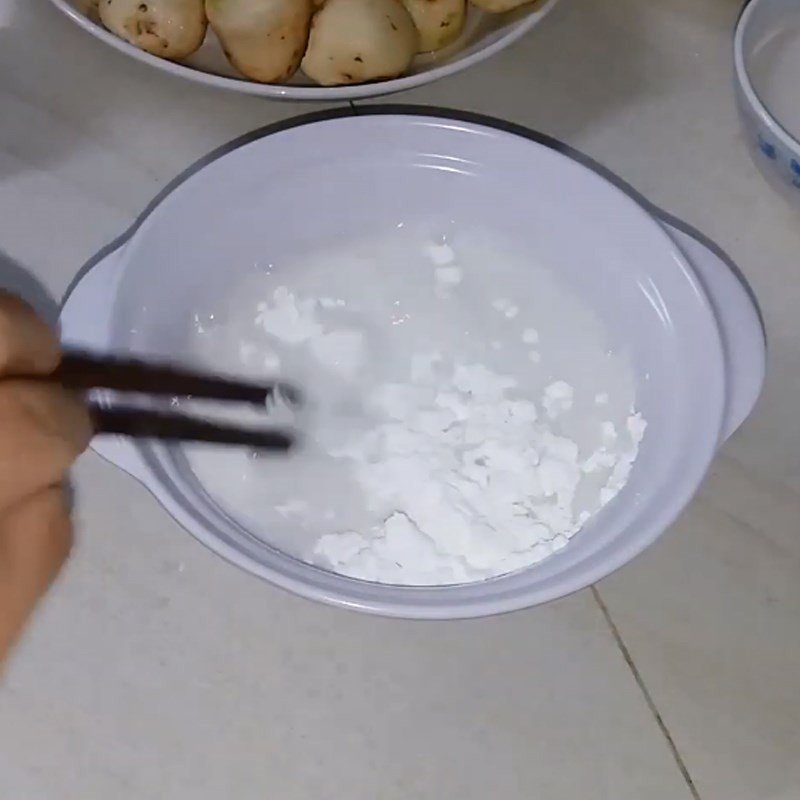 Pha bột năng sánh mịn để nấu chè khoai sọ