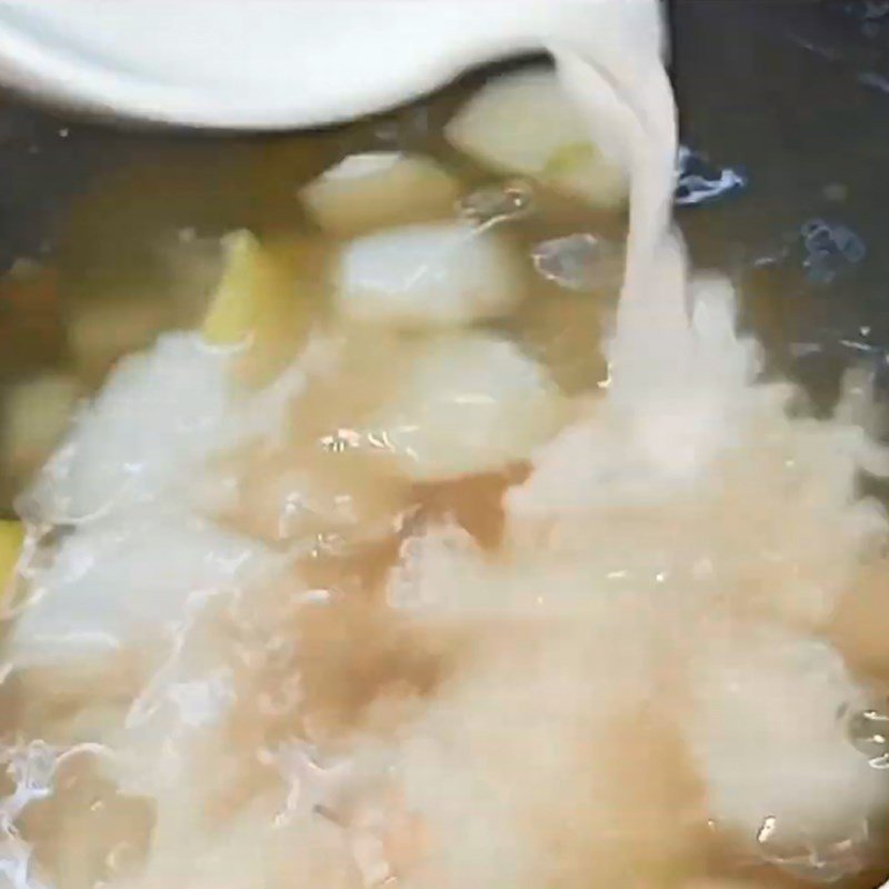 Pha bột sắn và hoàn thiện nồi chè khoai sọ khoai lang