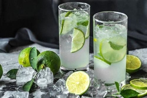 Pha chế nước chanh tươi tại nhà để kiểm soát lượng đường và calo, tránh thức uống đóng chai nhiều năng lượng