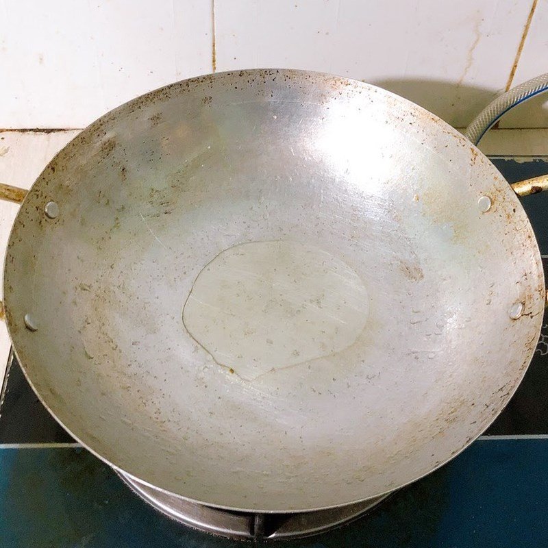 Phi thơm tỏi trong chảo dầu nóng, chuẩn bị xào rau cải ngồng