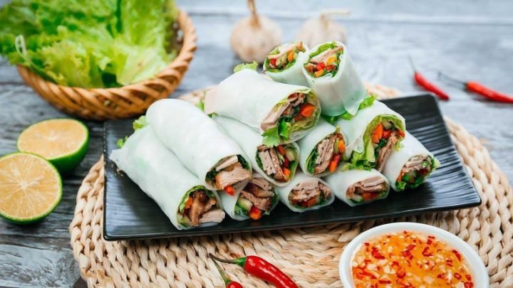 Phở cuốn bò truyền thống Việt Nam, món ăn thanh mát