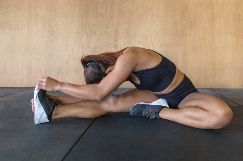 Phụ nữ khởi động kỹ càng trước khi nhảy dây để phòng tránh chấn thương cơ khớp