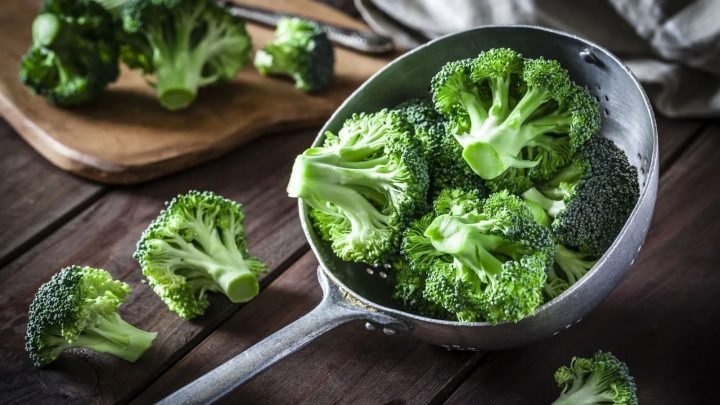 Phụ nữ thưởng thức đĩa bông cải xanh tươi ngon