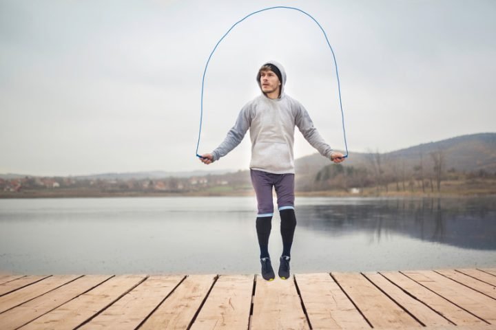 Phụ nữ trẻ tập nhảy dây ngoài trời để đốt calo và giảm cân hiệu quả