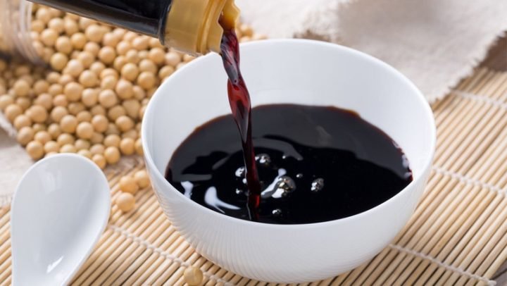 Nước Tương Bao Nhiêu Calo? Phân Tích Dinh Dưỡng Chi Tiết Quy trình sản xuất nước tương truyền thống từ đậu nành lên men