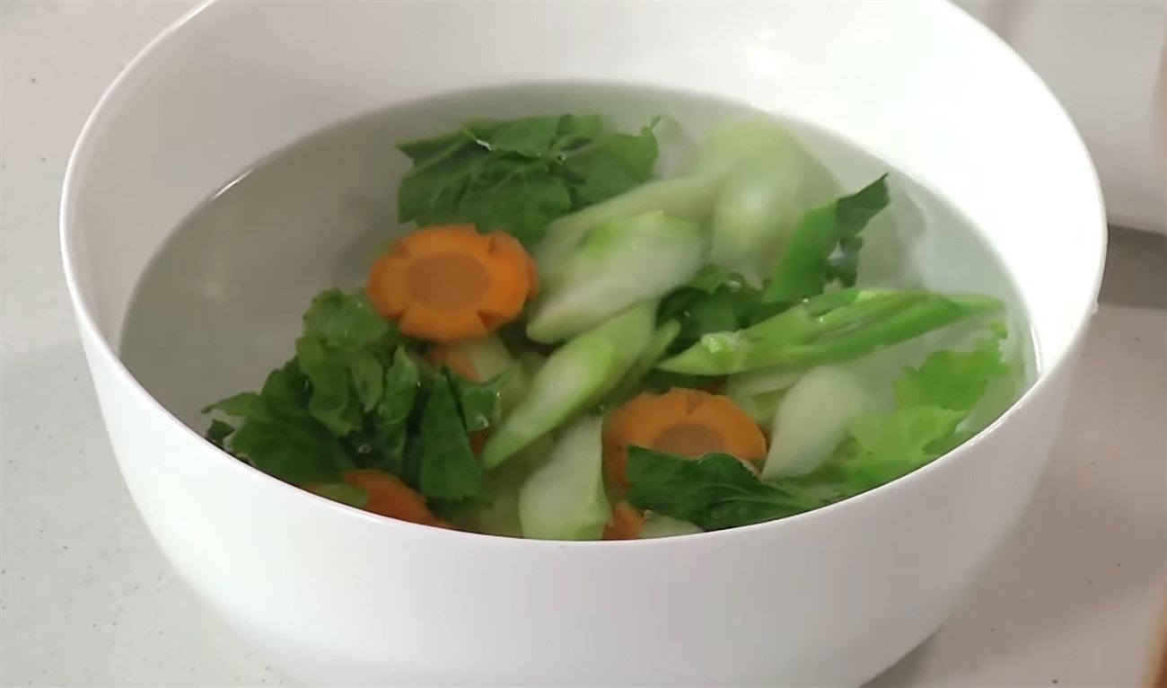 Rau cải rổ và cà rốt được chần sơ trong nước sôi