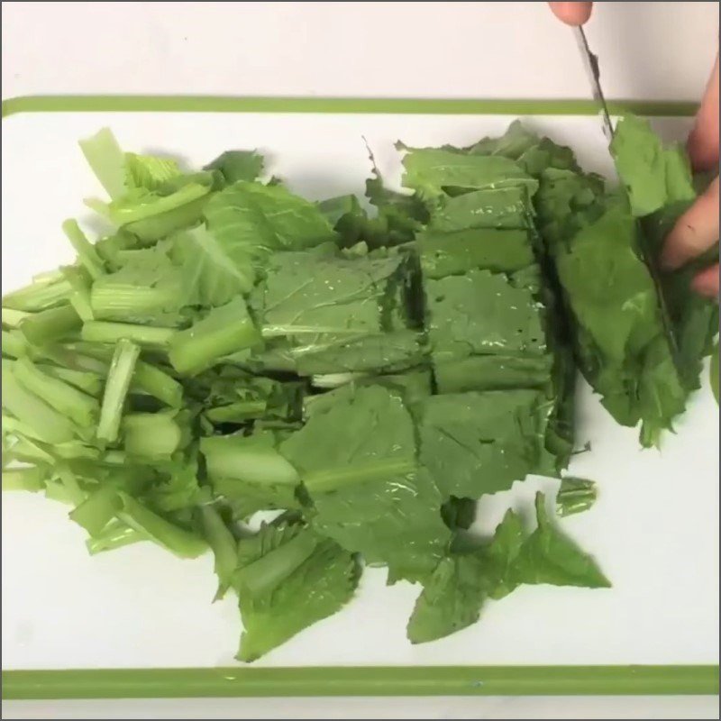 Rau cải xanh tươi, giòn ngon đã được rửa sạch và cắt khúc chuẩn bị cho món bún cá rô đồng rau cải
