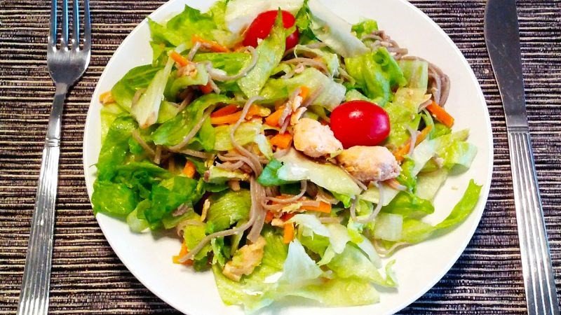 Salad cá hồi tươi mát, món ăn cung cấp calo cá hồi lành mạnh