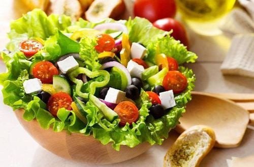 Salad Caesar với rau xanh, bánh mì nướng và sốt béo ngậy