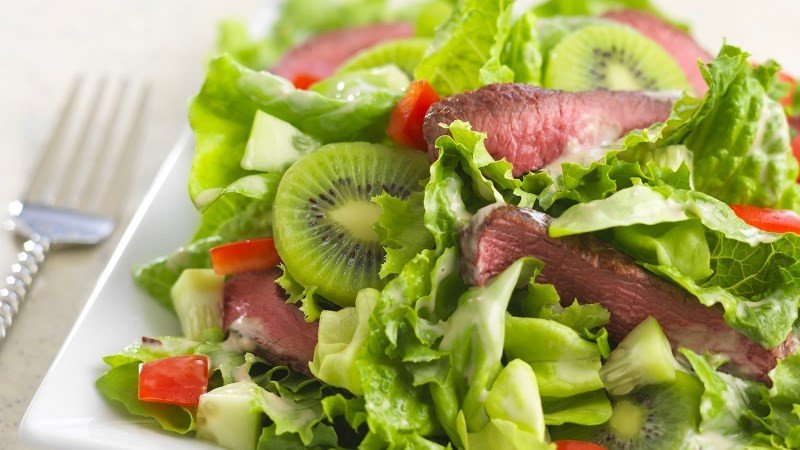 Salad kiwi giúp bổ sung nước và nhiều chất dinh dưỡng khác cho thực đơn giảm cân