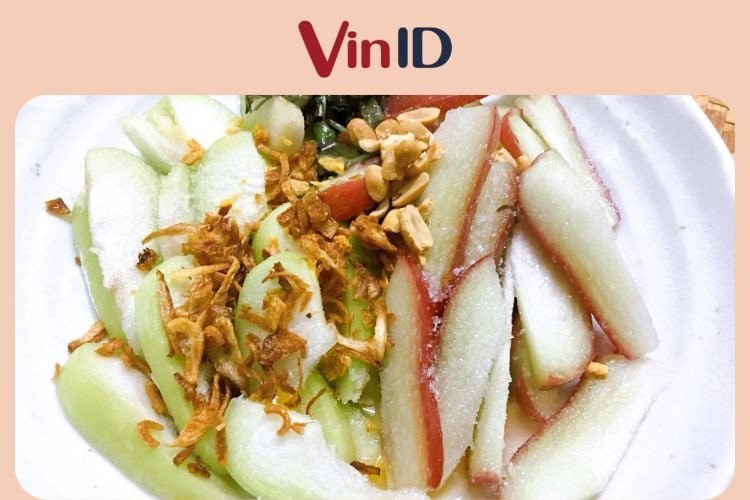 Salad mận xanh và rau tươi