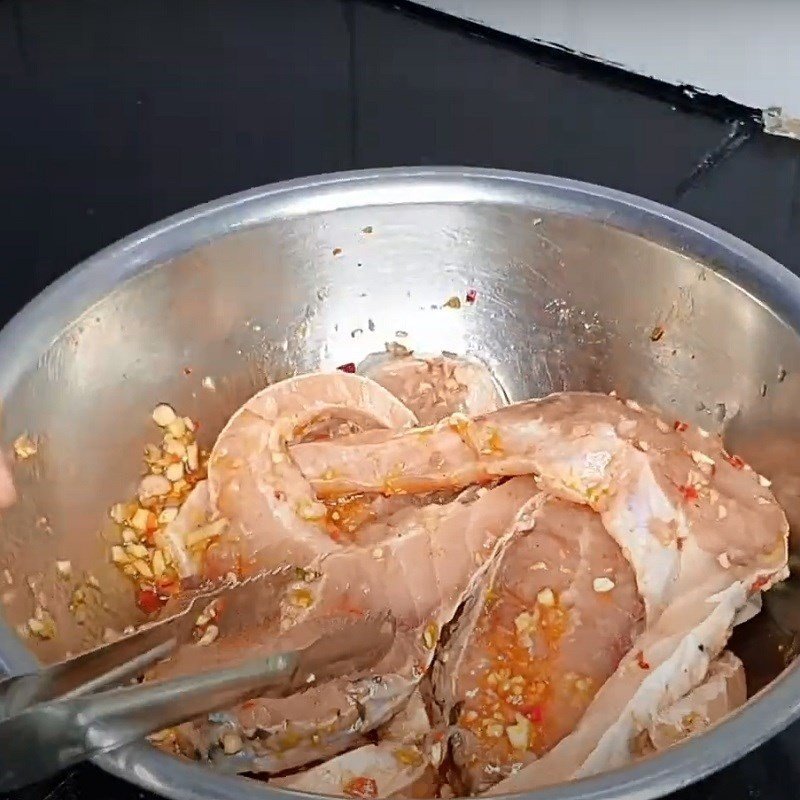Sơ chế cá chép giòn thành từng miếng vừa ăn