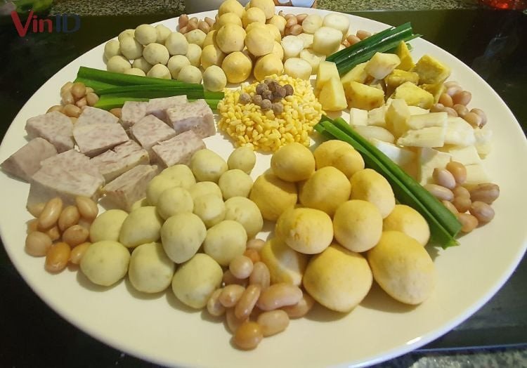 Sơ chế các thành phần rau củ cho món chè bà ba