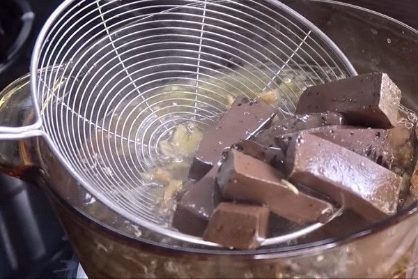 Cách Nấu Bánh Canh Cua Đơn Giản Tại Nhà Ngon Chuẩn Vị Sơ chế cua sạch, tách lấy gạch