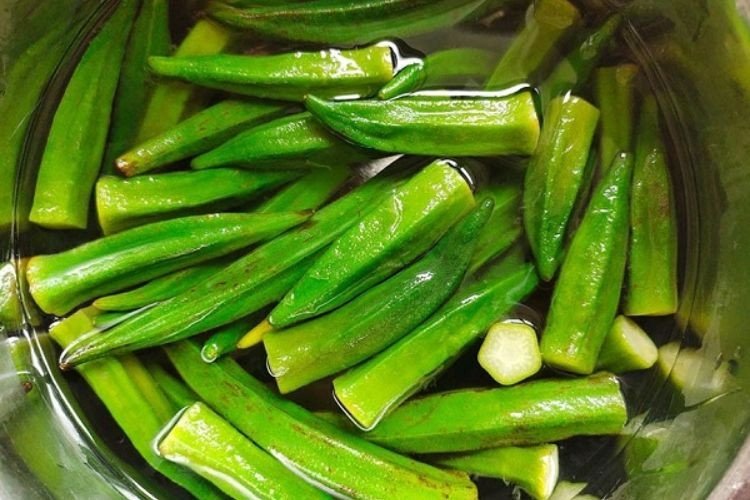 Sơ chế đậu bắp bằng cách ngâm nước muối để giảm nhớt