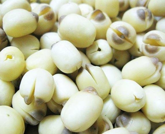 Sơ chế hạt sen tươi bằng cách bóc vỏ và loại bỏ tâm