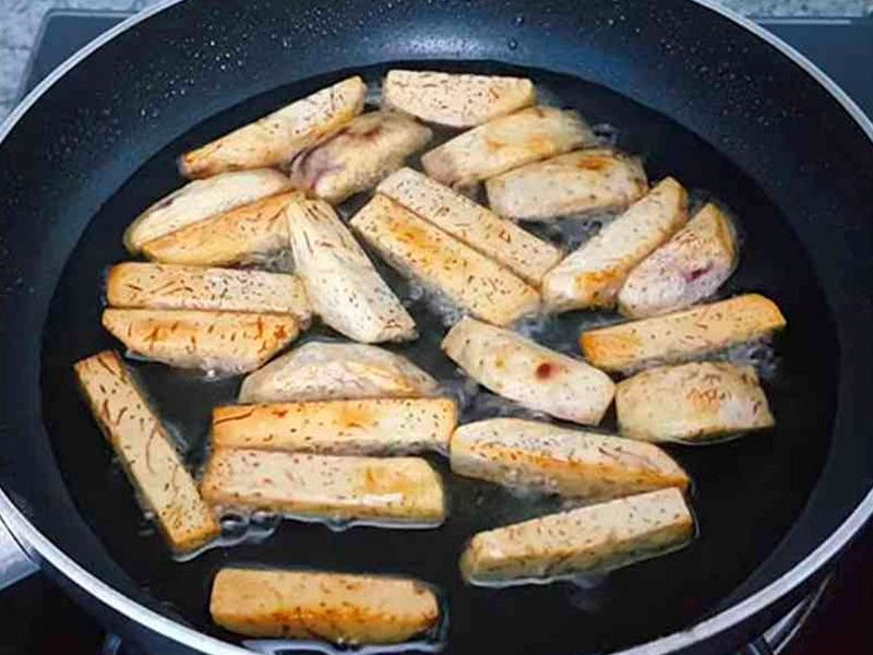 Sơ chế khoai môn cho công thức khoai môn chiên nước mắm đường chuẩn vị