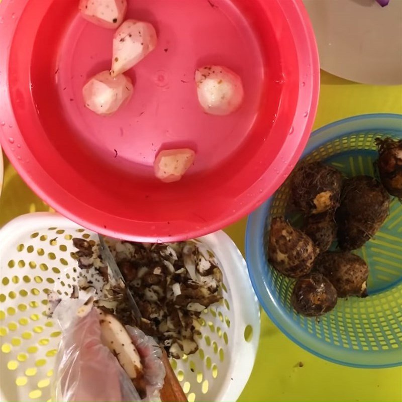 Sơ chế khoai sọ sạch sẽ cho món chè