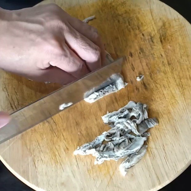 Sơ chế sách bò với chanh và muối