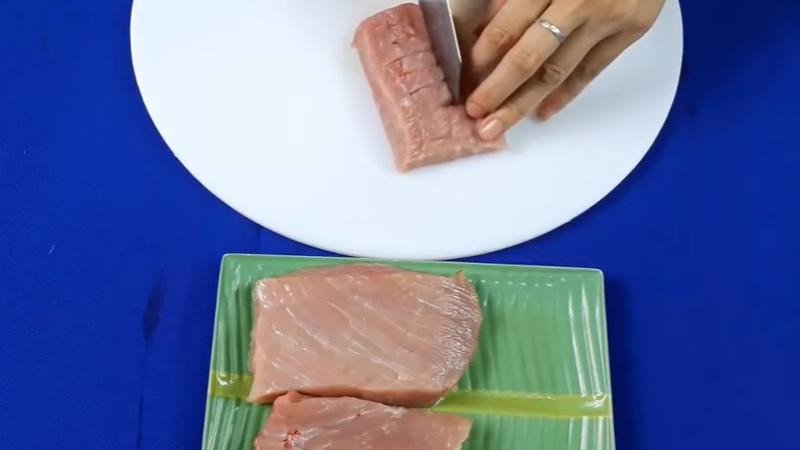 Sơ chế thịt thăn heo, thái miếng và khứa nhẹ để thịt dễ thấm gia vị