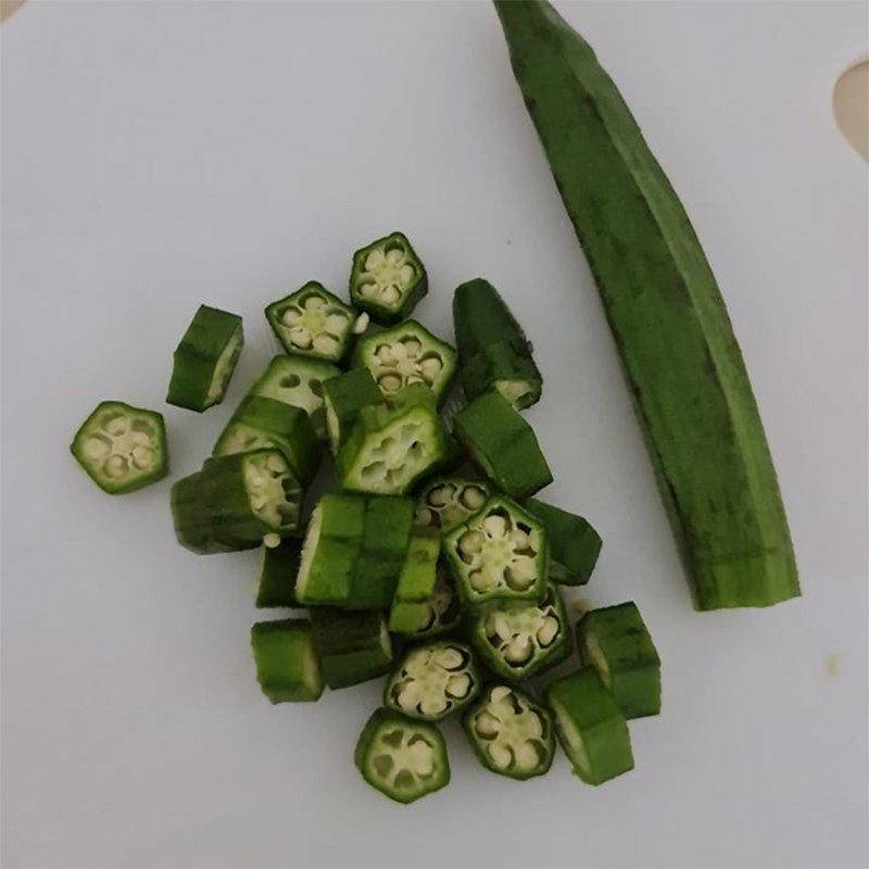 Sơ chế trứng và đậu bắp