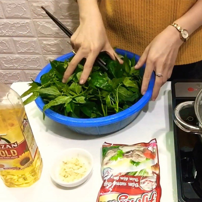 Sơ chế và luộc rau lang để xào tỏi
