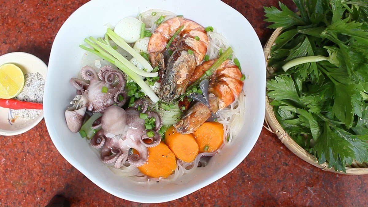 Sợi hủ tiếu tươi trắng ngần, ước tính calo hủ tiếu tươi.