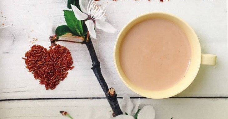 Sữa gạo lứt đã hoàn thành được đựng trong chai thủy tinh
