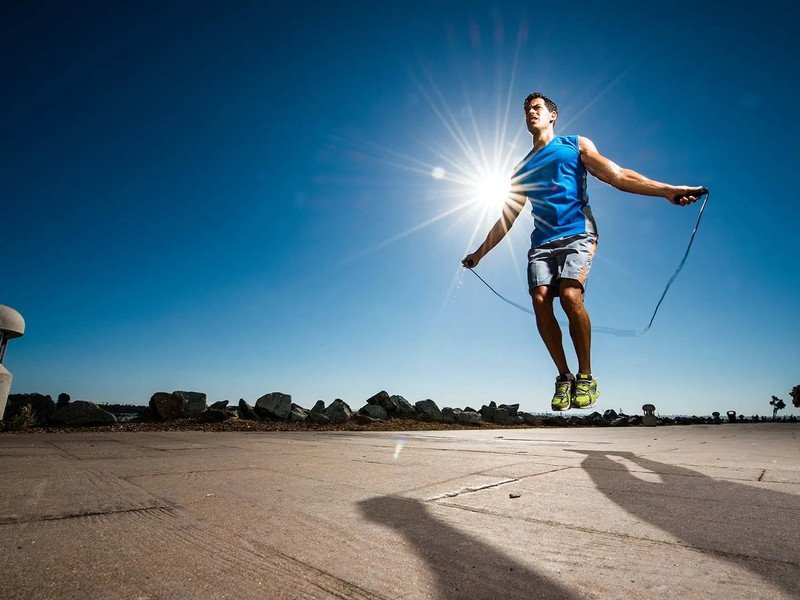 Tập nhảy dây ngoài trời giúp cải thiện hô hấp và sức bền, tiêu hao calo