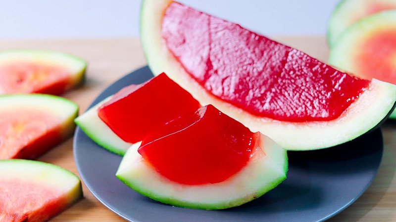 Thạch rau câu dưa hấu tươi mát, giúp thanh lọc cơ thể và đào thải calo hiệu quả