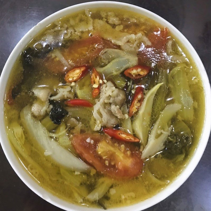 Thành phẩm canh dưa chua thịt bò nóng hổi