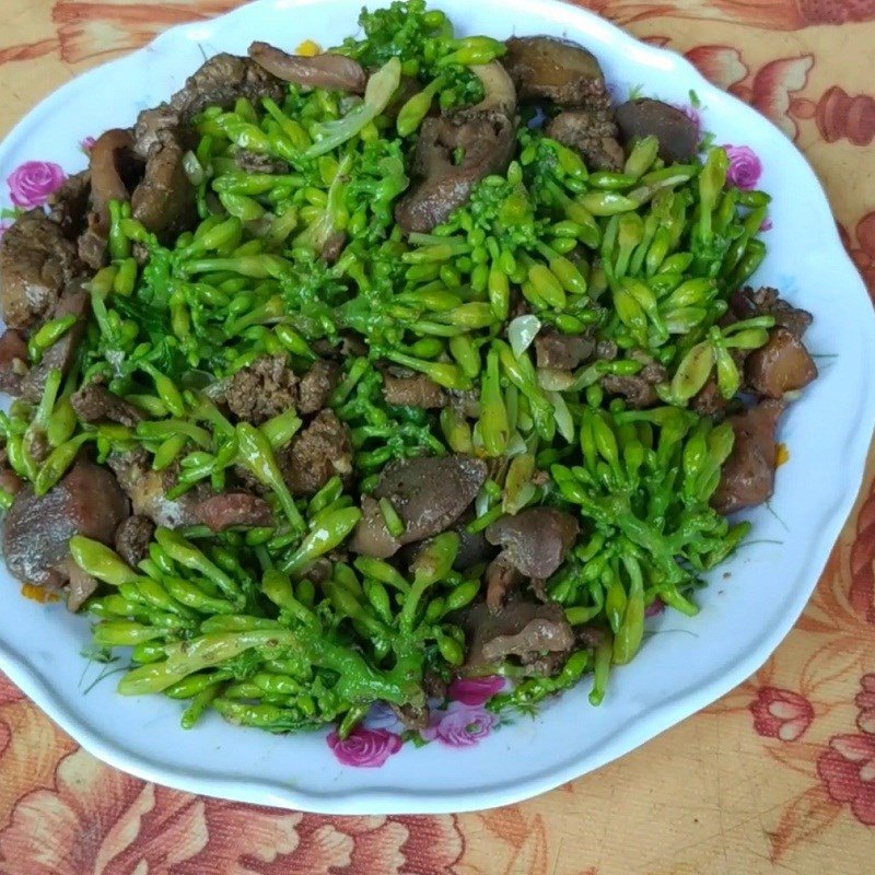 Thành phẩm hoa đu đủ đực xào lòng gà đã hoàn thành