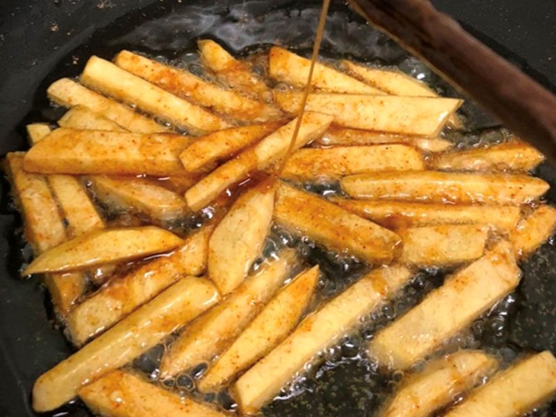 Thành phẩm khoai môn chiên nước mắm đường, món ăn vặt ngon miệng, khoai môn chiên nước mắm bao nhiêu calo