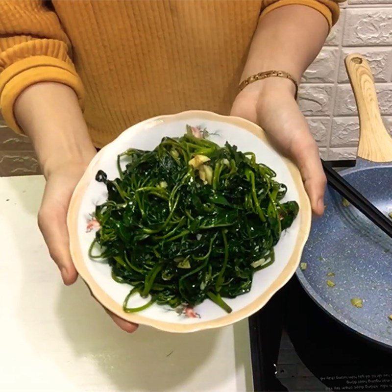 Thành phẩm rau lang xào tỏi xanh mướt