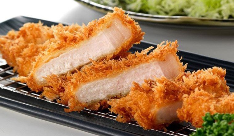 Thành phẩm thịt chiên xù truyền thống sau khi cắt miếng, với lớp vỏ ngoài vàng đẹp và thịt mềm bên trong