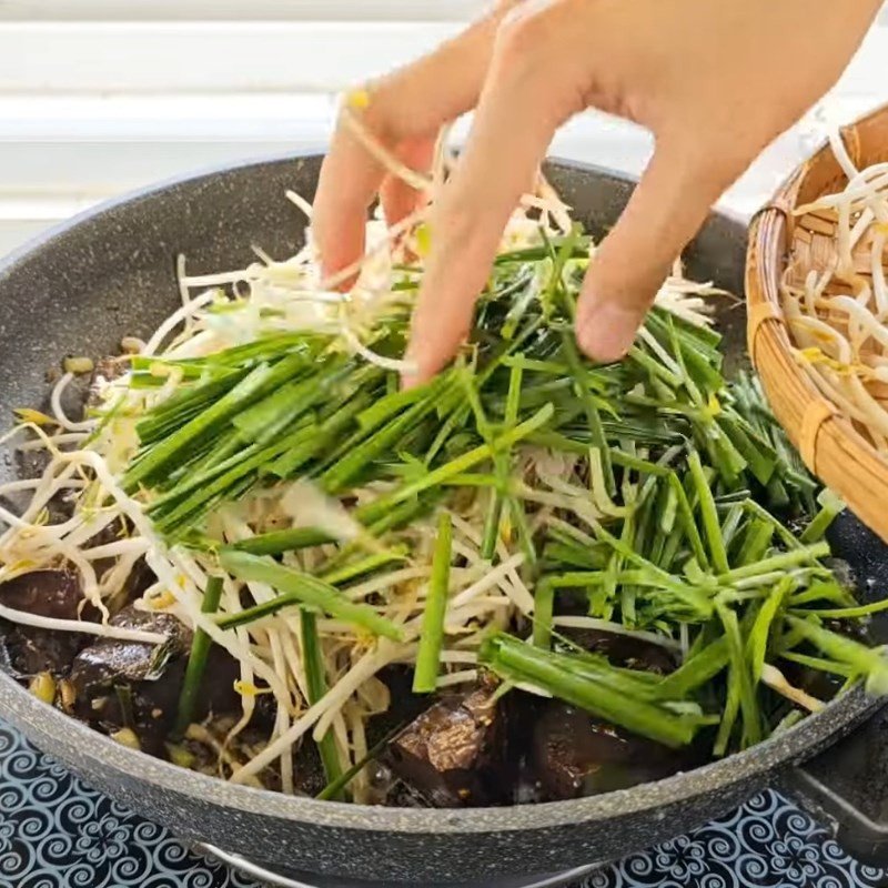 Thêm giá đỗ và hẹ vào chảo huyết xào