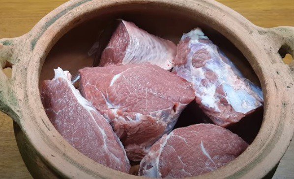 Thịt bắp bò cắt miếng lớn chuẩn bị làm bò kho khô Nghệ An