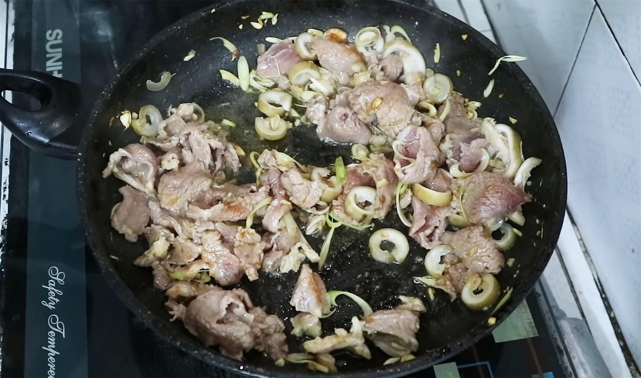 Thịt bê được xào nhanh với tỏi và sả phi thơm