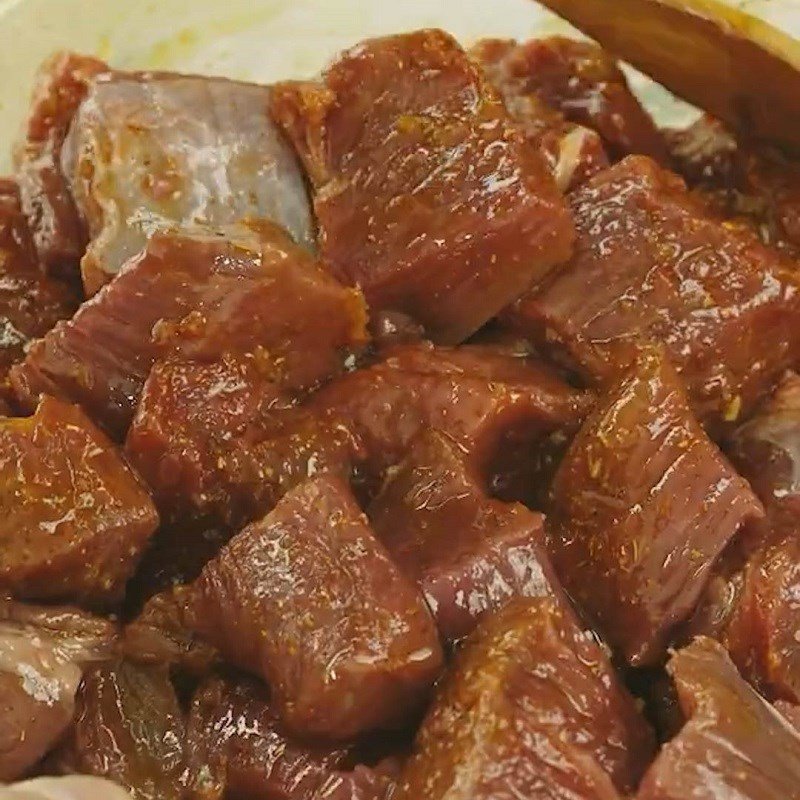 Thịt bò được trộn đều với bột cà ri và các gia vị khác