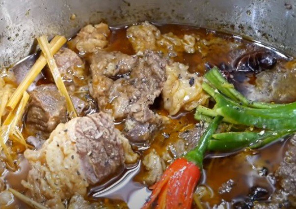 Thịt bò kho tàu đang được nấu trong nồi áp suất cho nhanh mềm