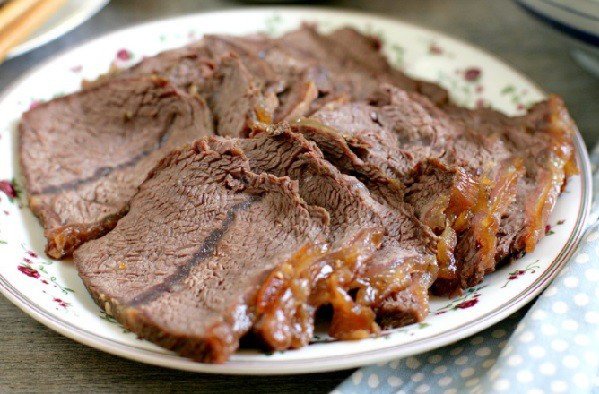 Thịt bò kho tàu khô Nghệ An thái lát mỏng bày ra đĩa