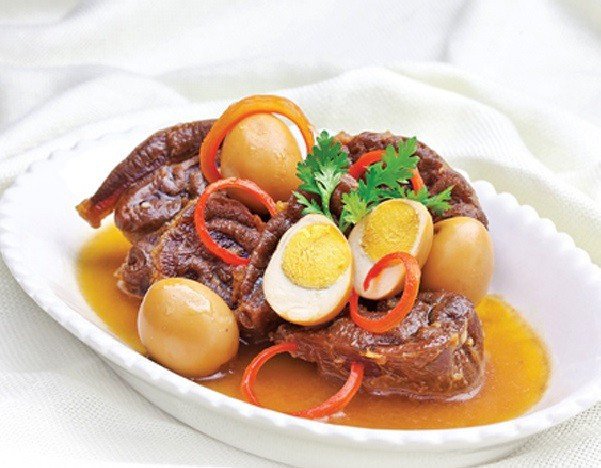 Thịt bò kho tàu miền Bắc phục vụ cùng trứng cút luộc