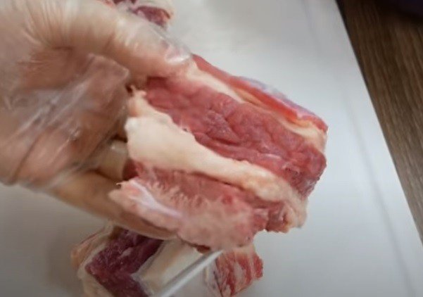 Thịt bò nạm cắt khối vuông lớn chuẩn bị cho món kho tàu