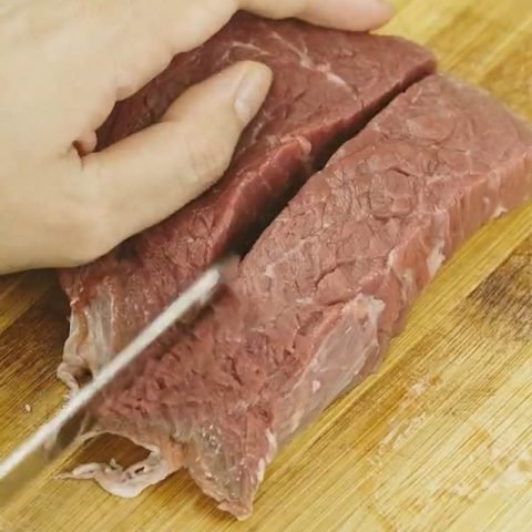 Thịt bò tươi ngon đang được chọn lựa để làm món cà ri bò