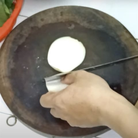 Thịt nai, hành tây và lá lốt tươi
