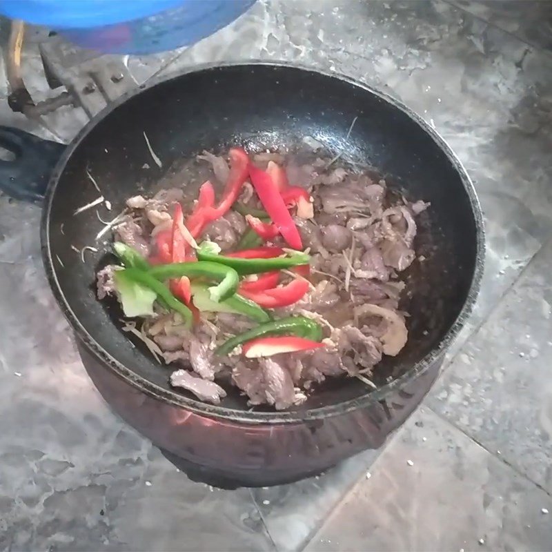 Thịt ngan được xào săn trên chảo, chuẩn bị nêm gia vị sả ớt