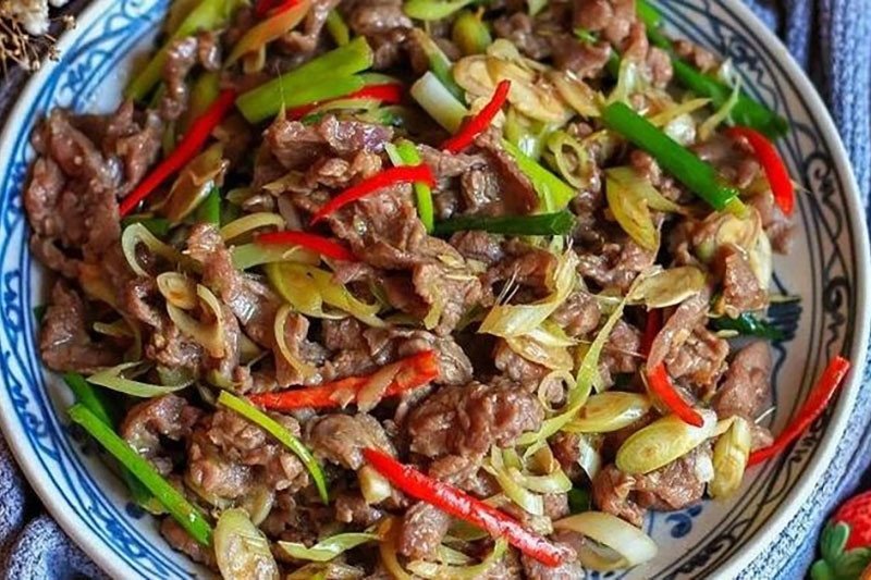 Thịt ngựa xào sả ớt cay nồng, kích thích vị giác