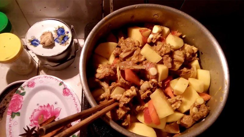 Thịt trâu sốt vang đậm đà, màu sắc hấp dẫn ăn kèm bánh mì