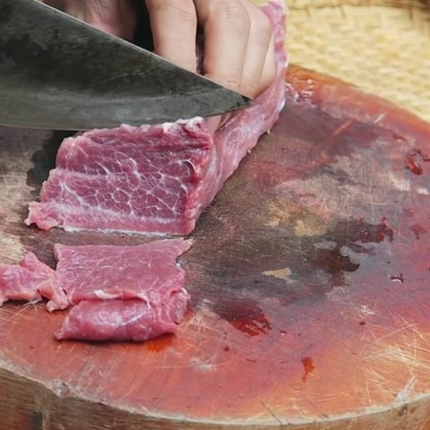 Thịt trâu tươi và gia vị chuẩn bị